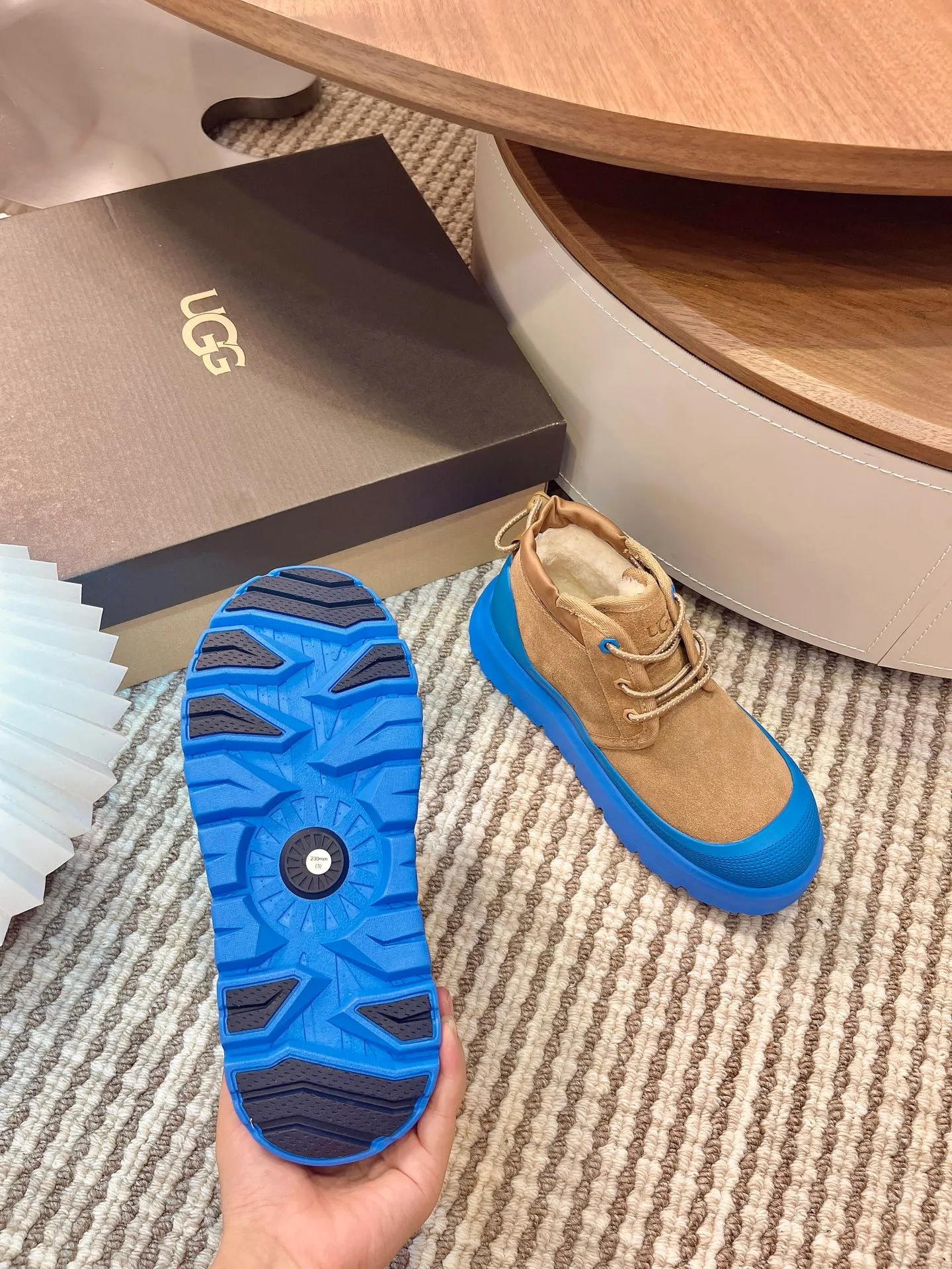 【UGG】 P: 560💰 Couple shoes Size: Women’s size 35-40 / Men’s size 40-44 UGG Tasman Weather Hybrid slip-on snow boots👢 Wang Yibo's same style 👏 adds a large orange sole to the classic Tasman shoe style, functional color contrast design, environmentally friendly waterproof and snowproof material, which has both fashionable and functional attributes. At the same time, it is paired with the new UGG furry shoes Keen's furry color-blocking jacket. Bright orange and maroon collide to create a new light outdoor style and open up a new travel experience in early autumn! Using the best materials, the 17mm fur integrated surface is warmer and breathable, and the outsole is upgraded to a lightweight and wear-resistant light wing technology outsole!